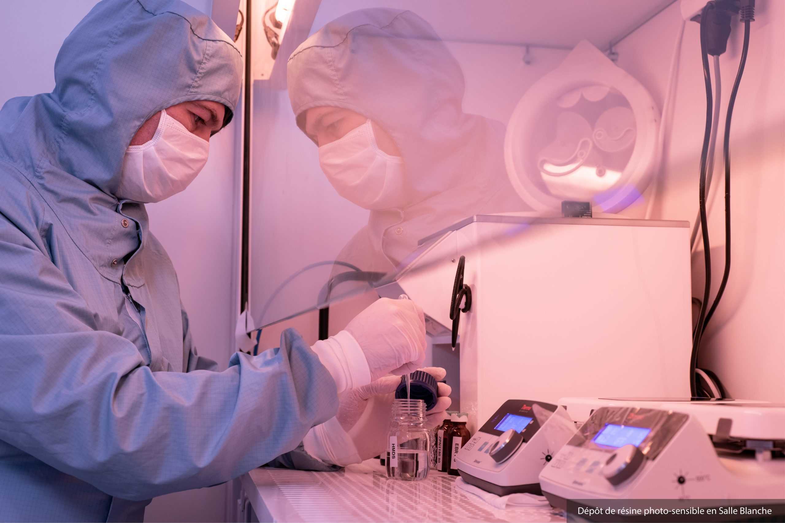 16-depot-de-resine-photo-sensible-en-salle-blanche_plan-de-travail-1-min-scaled.jpg
