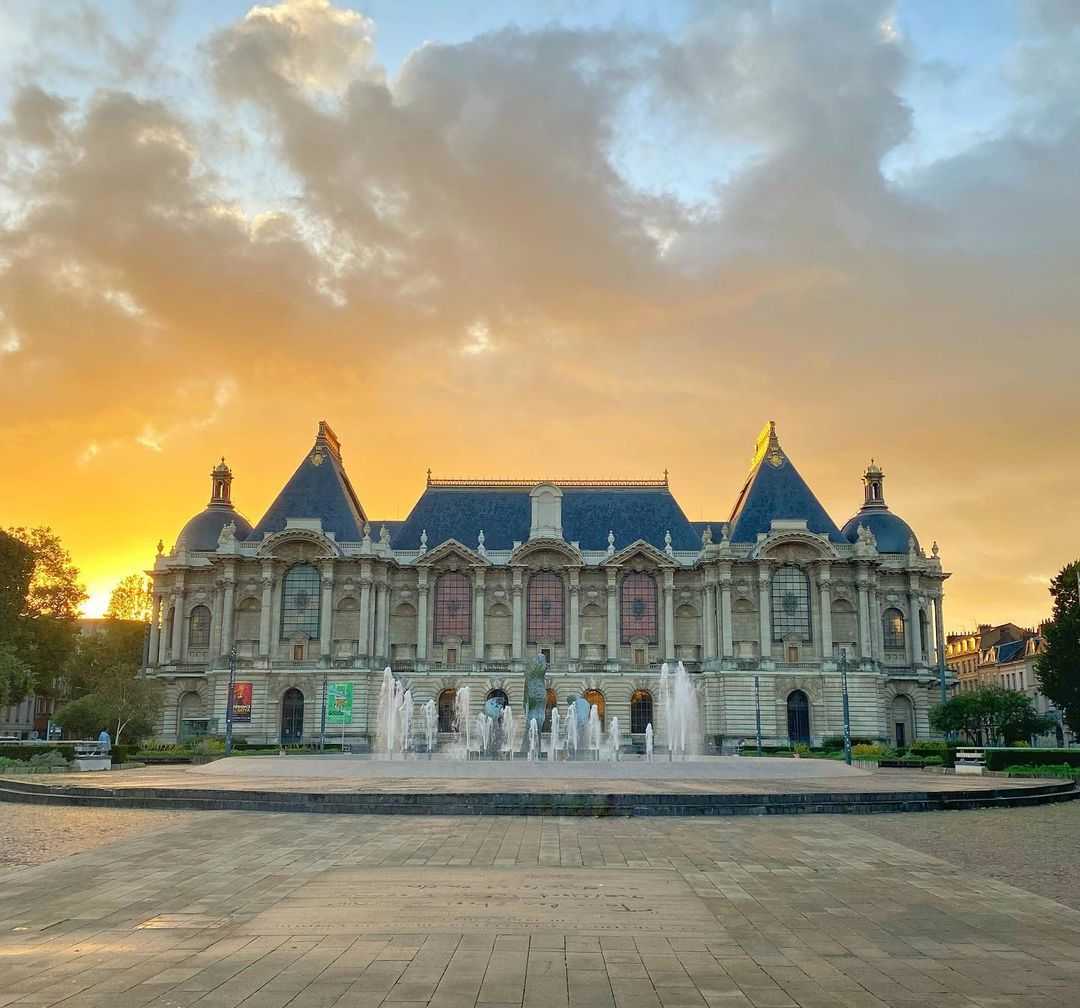 Lille, le palais des beaux arts, place de la republique, coucher de soleil, beau ciel