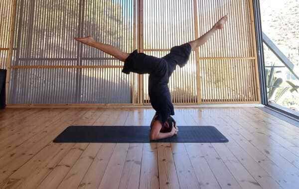 Bonjour-yoga-cours-de-yoga-collectif-particulier-location-salle-entreprise-posture-yoga-inversion